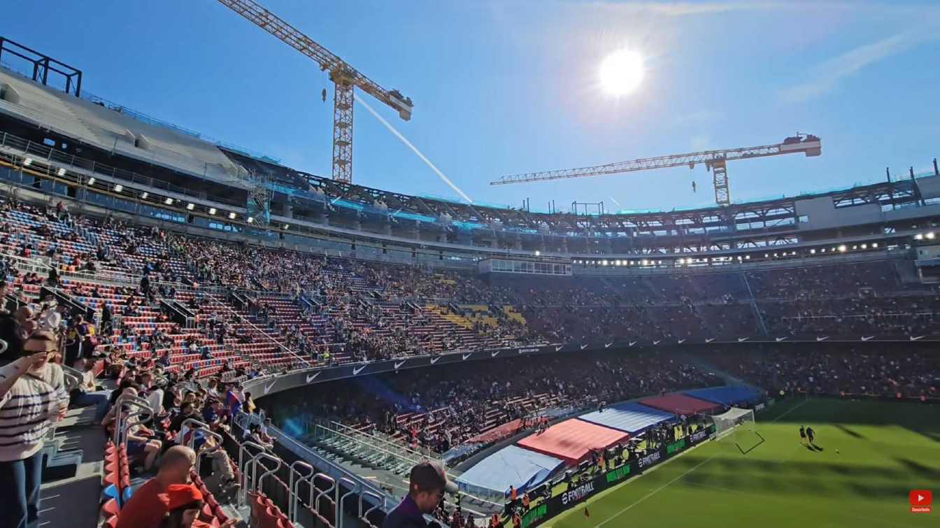 Kibice z pierwszych rzęd&oacute;w Camp Nou skarżą się na ograniczoną widoczność boiska, wynikającą m.in. z geometrii trybun i ustawienia reklam za bramkami.