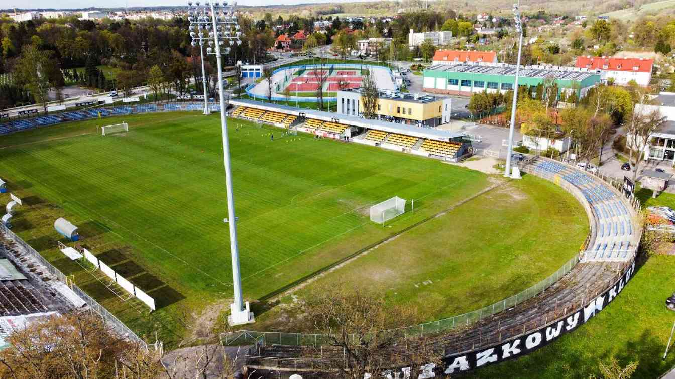 Stadion Miejski przy ul. Agrykola przejdzie modernizację obejmującą m.in. budowę nowej trybuny na 2500&ndash;3000 miejsc oraz instalację podgrzewania murawy.