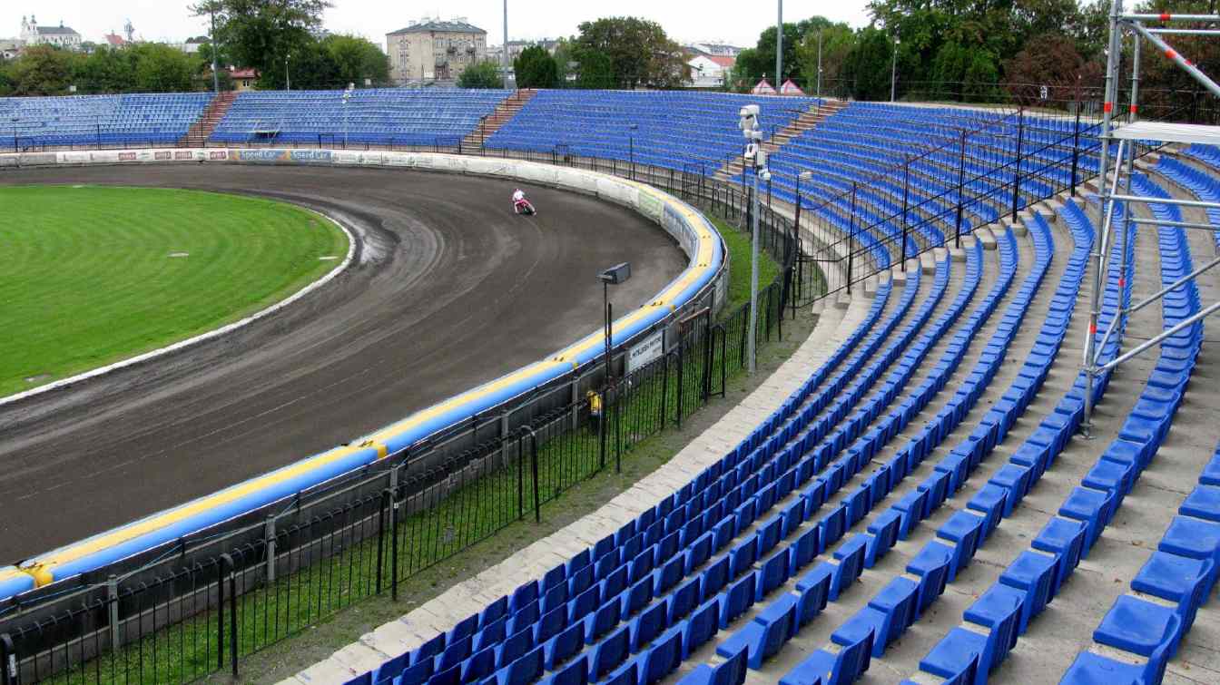 Inwestycja obejmie skr&oacute;cenie toru do 350 metr&oacute;w oraz budowę nowych trybun i zaplecza, w tym loży VIP i media center.