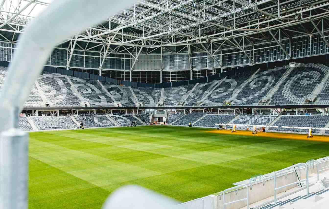 Obiekt o pojemności około 30 000 miejsc został oficjalnie otwarty 27 marca 2026 roku i ma gościć wydarzenia sportowe oraz koncerty.