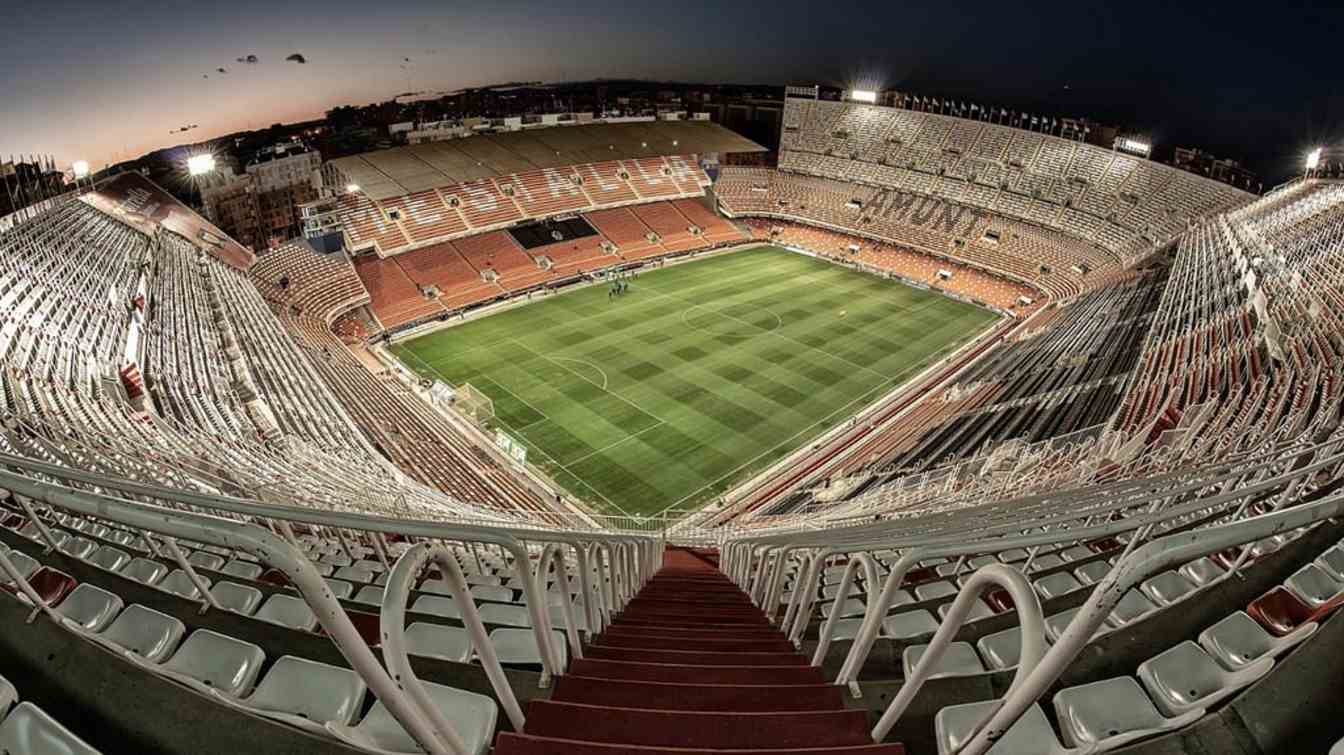 Valencia prowadzi proces sprzedaży teren&oacute;w starego Mestalla, kt&oacute;rych wartość może przekroczyć 150 mln &euro;, a nabywca pokryje także koszty rozbi&oacute;rki stadionu.