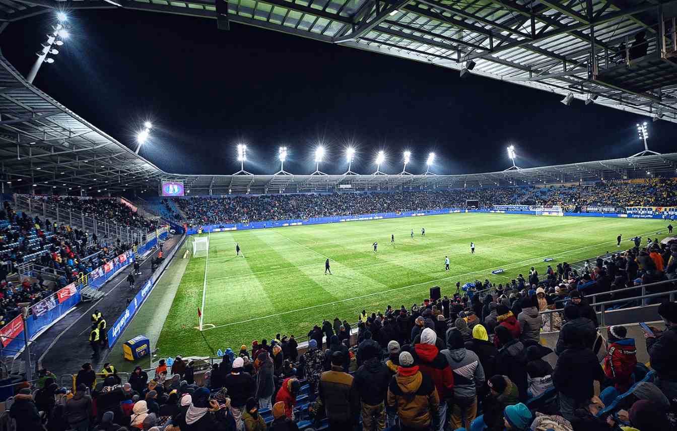 Motor Lublin doprowadził do decyzji o wymianie murawy po długim sporze z MOSiR-em, wskazując na jej niewystarczający stan do profesjonalnej gry.