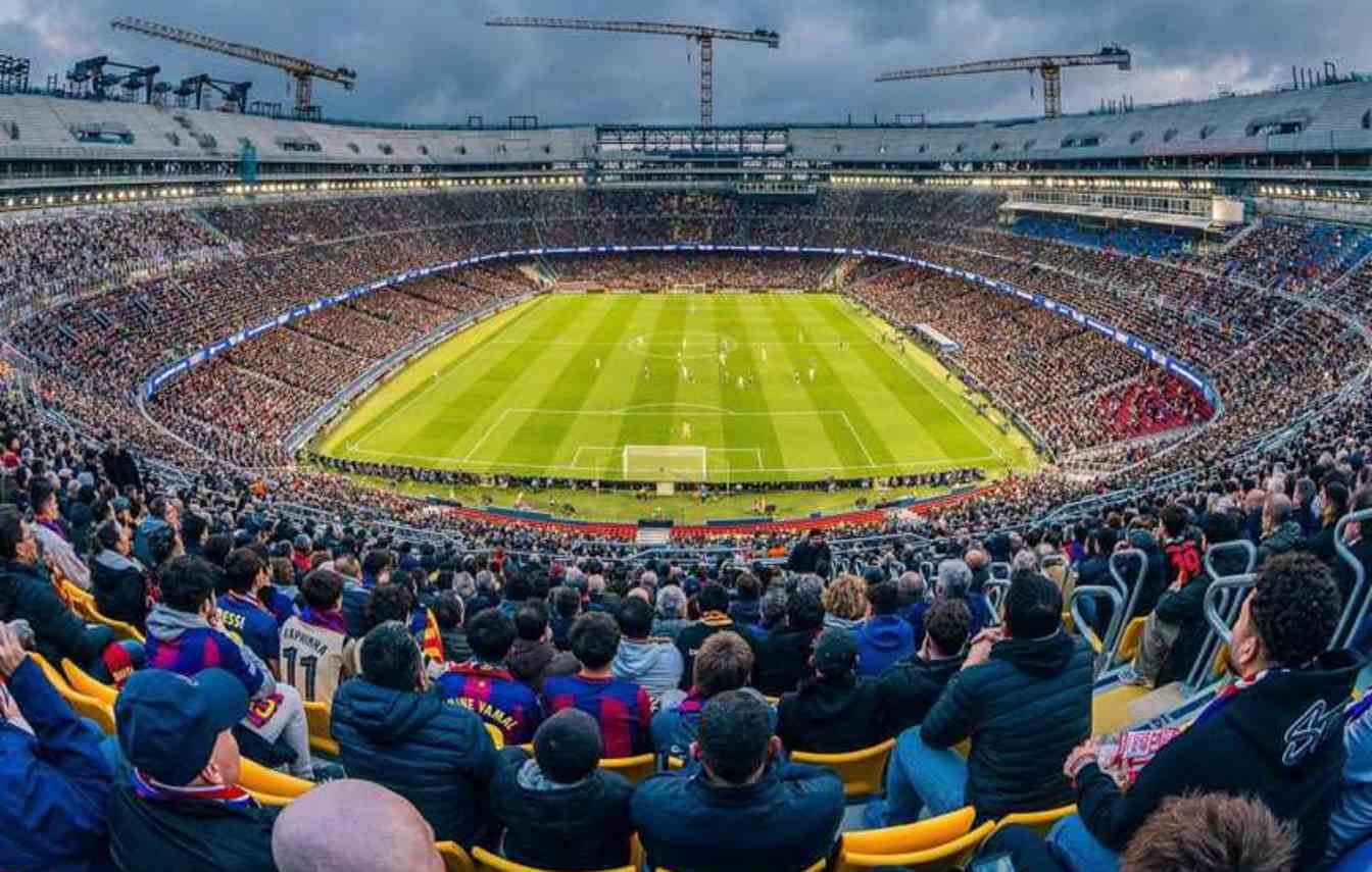 Barcelona planuje zwiększyć kontrolę nad ruchem kibic&oacute;w wok&oacute;ł Camp Nou, wprowadzając dedykowane trasy i nowe rozwiązania organizacyjne przy wsparciu klubu.