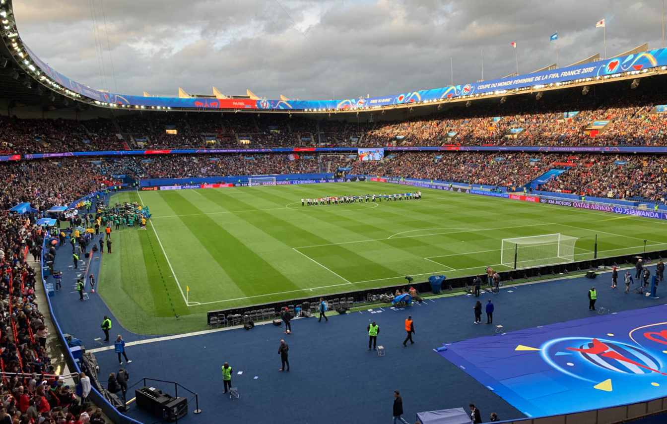 Paryż i PSG wracają do rozm&oacute;w o przyszłości Parc des Princes, a kluczowym tematem jest możliwość sprzedaży stadionu i jego modernizacji.