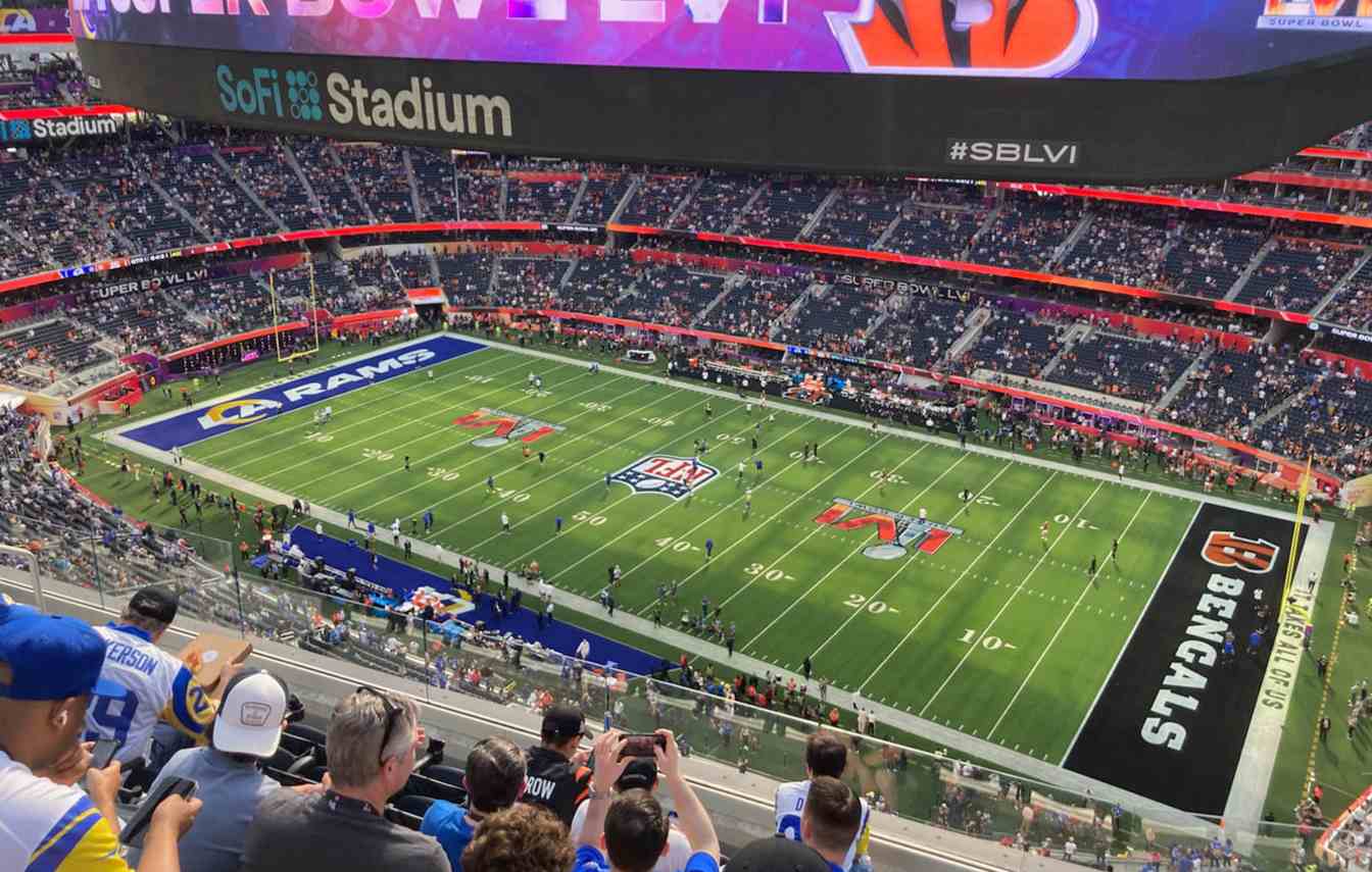 SoFi Stadium przechodzi tymczasową przebudowę na potrzeby MŚ 2026, obejmującą instalację naturalnej murawy i modyfikację układu trybun.