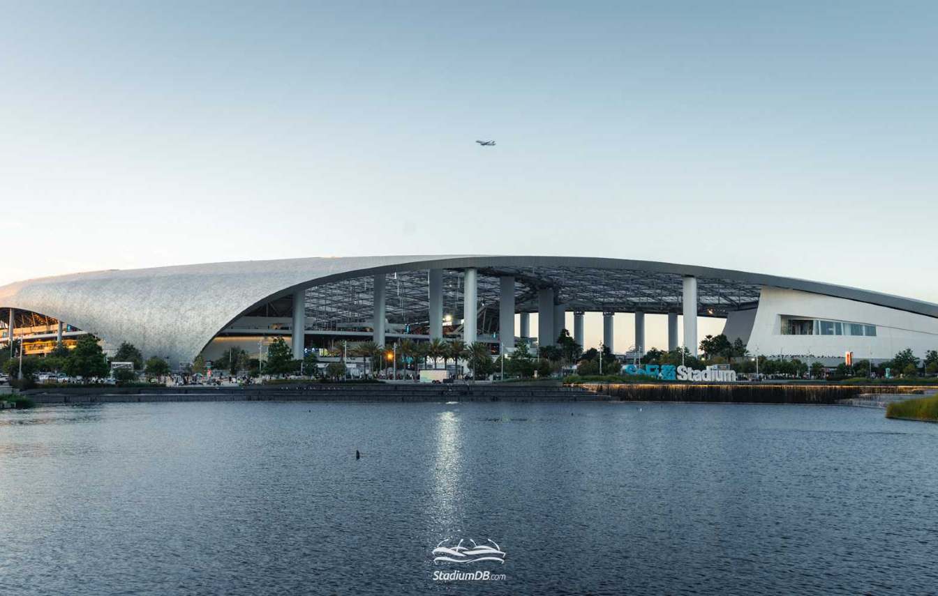 W tle modernizacji narasta konflikt pracowniczy, a groźba strajku może wpłynąć na przygotowania stadionu do turnieju.