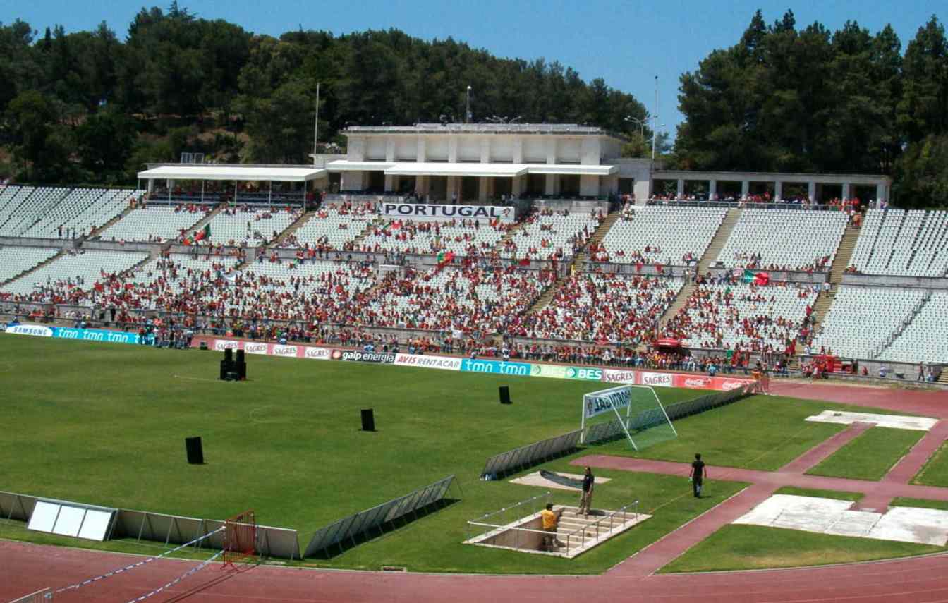 Portugalska federacja wstrzymała projekt przebudowy Est&aacute;dio Nacional na etapie przygotowań, kierując go do ponownej analizy zamiast realizacji.