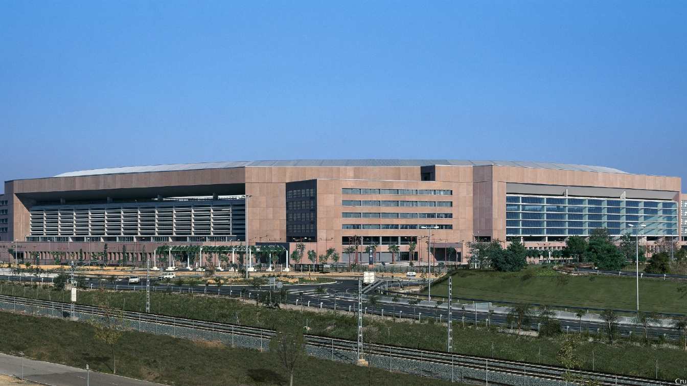 La Cartuja należy w 40% do rządu regionalnego Andaluzji, w 25% do rządu hiszpańskiego, w 19% do Rady Miasta, w 13% do Rady Prowincji, a 3% dzielą między sobą kluby Betis i Sevilla FC.