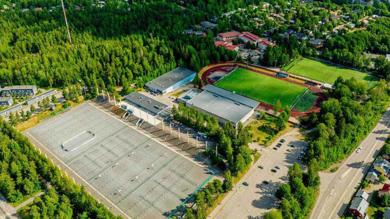 Projekt obejmuje także nowe mieszkania, rozw&oacute;j infrastruktury i ochronę teren&oacute;w zielonych, choć budzi obawy mieszkańc&oacute;w dotyczące hałasu i ruchu. 