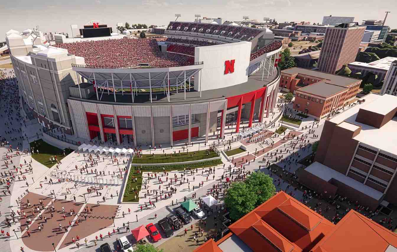 Projekt Big Red Rebuild zakłada gruntowną przebudowę stadionu w Lincoln, w tym wyburzenie i odbudowę południowej trybuny oraz modernizację pozostałych sektor&oacute;w.