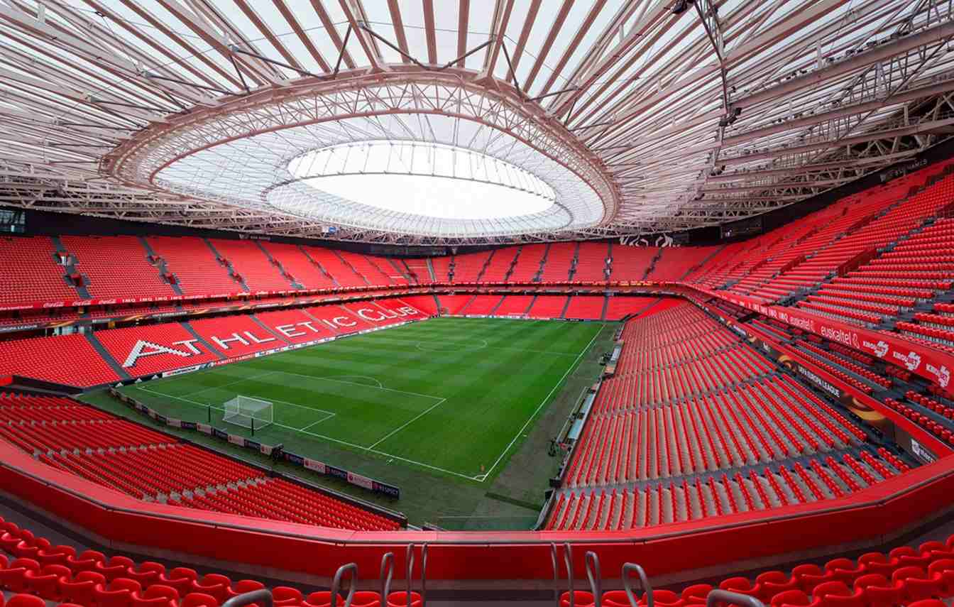 Athletic Bilbao planuje rozbudowę San Mam&eacute;s Stadium, kt&oacute;ra ma zwiększyć pojemność do około 55&ndash;56 tysięcy miejsc poprzez optymalizację istniejącej przestrzeni, bez konieczności gruntownej przebudowy stadionu.