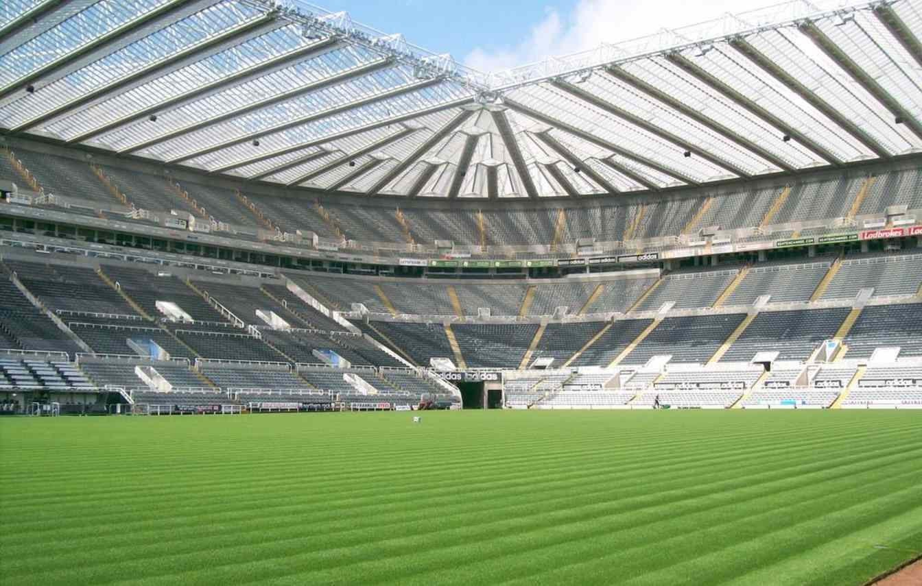 Newcastle United analizuje dwa scenariusze przyszłości St James&rsquo; Park &ndash; rozbudowę obecnego stadionu lub budowę nowego obiektu o pojemności nawet 65&ndash;70 tys. miejsc.