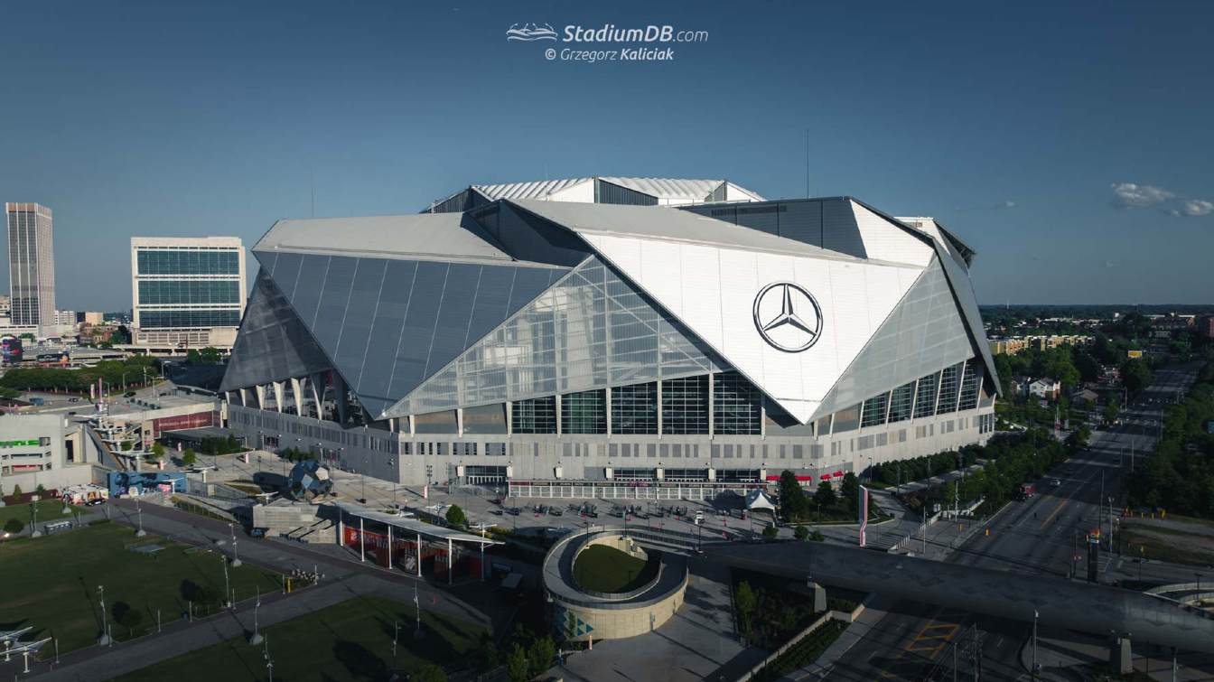 Na czas MŚ 2026 stadion w Atlancie straci nazwę i niemal cały branding, a oznaczenia Mercedesa zostaną zakryte zgodnie z zasadami FIFA &ndash; wyjątkiem pozostanie jedynie ogromne logo na dachu.