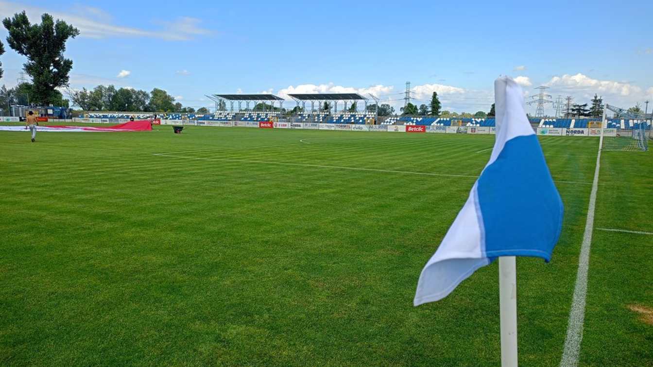 Stadion Świt Szczecin doczeka się nowego zaplecza, oświetlenia i trybun, jednak inwestycja za 15 mln zł ma charakter etapowy i na razie nie zapewni pełnego dostosowania obiektu do standard&oacute;w I ligi.