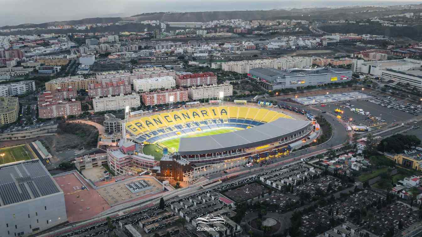 Wschodnia wieża, widoczna obok masztu oświetleniowego po lewej stronie, jest obecnie rozbierana, aby zrobić miejsce dla przyszłej struktury stadionu.