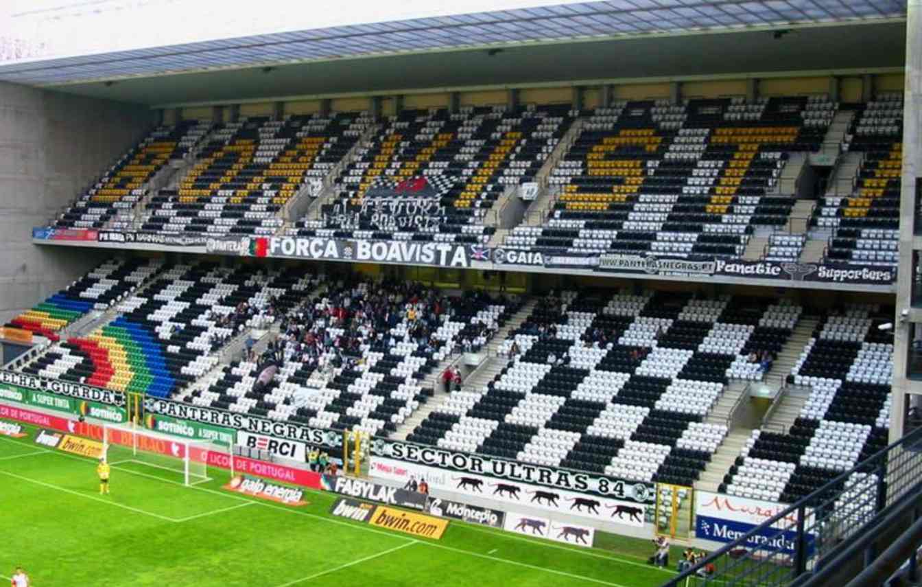 Est&aacute;dio do Bessa trafił na sprzedaż w wyniku bankructwa Boavista FC, a władze Porto odmawiają ingerencji w proces aukcji.