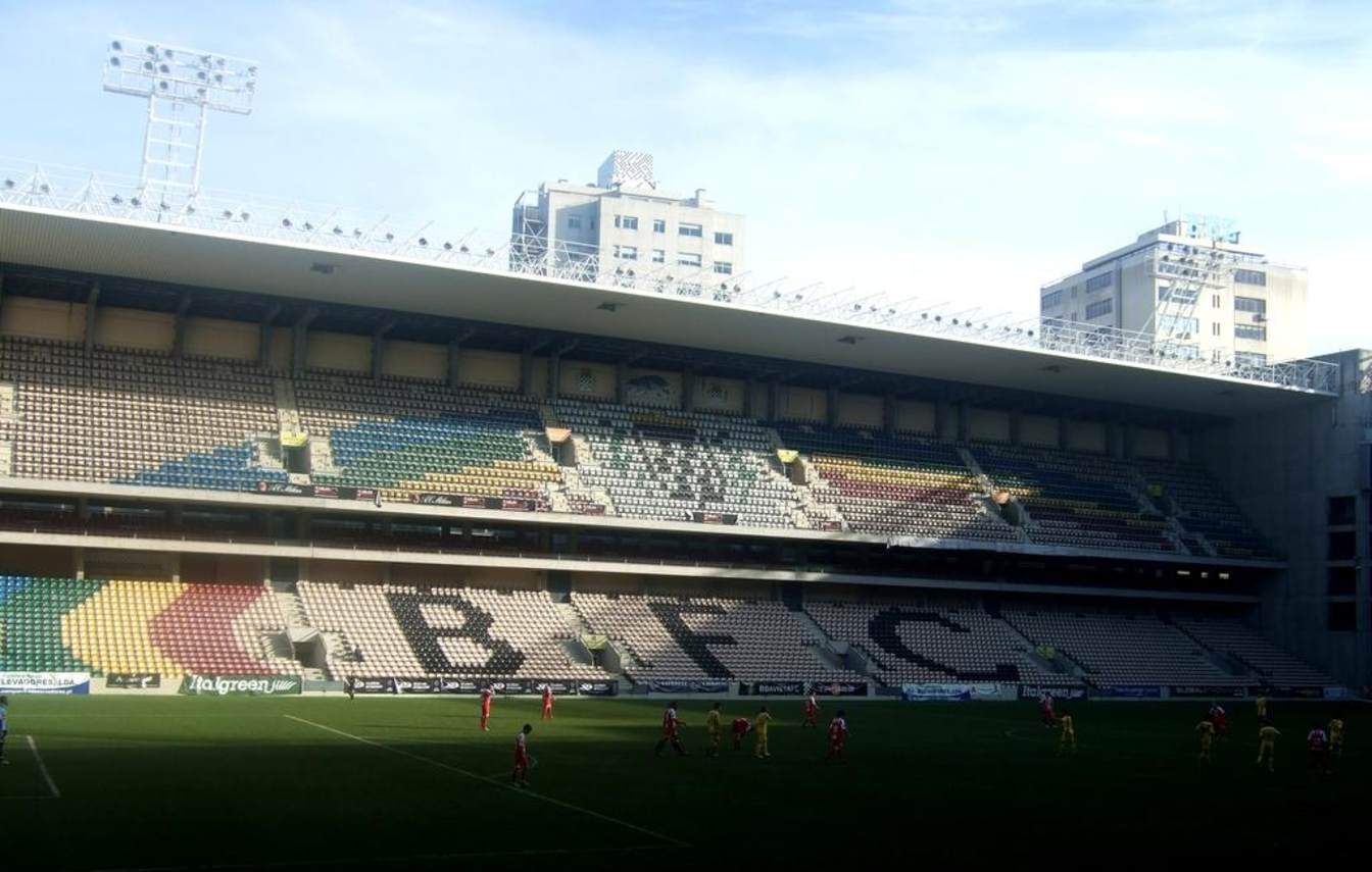 Aukcja Est&aacute;dio do Bessa, wycenionego na 31 mln &euro;, to kluczowy etap restrukturyzacji Boavista FC, kt&oacute;rego przyszłość pozostaje niepewna.