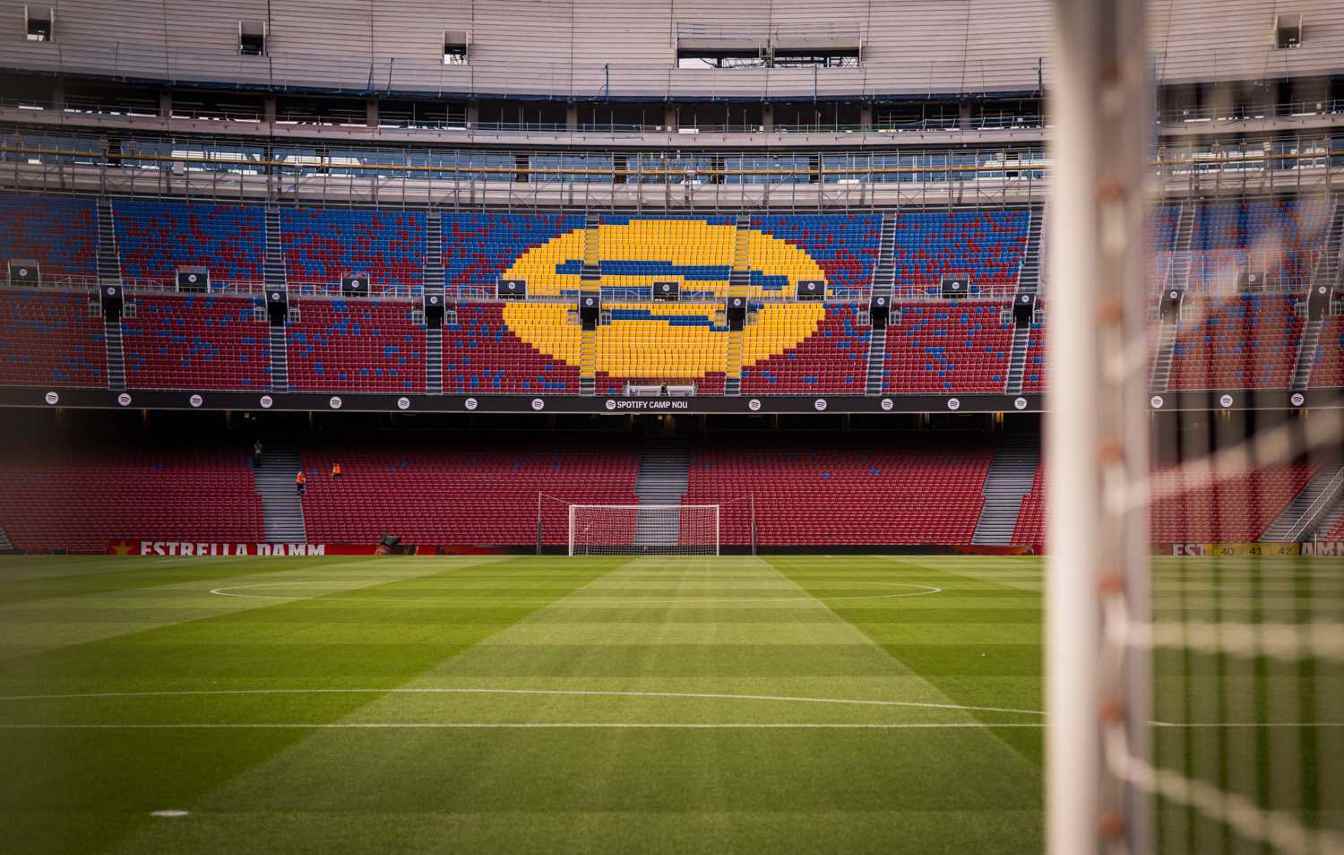 Po ukończeniu betonowej struktury trzeciego poziomu FC Barcelona ma nadzieję na pomieszczenie 80.000 kibic&oacute;w na Camp Nou jeszcze w 2026 roku.