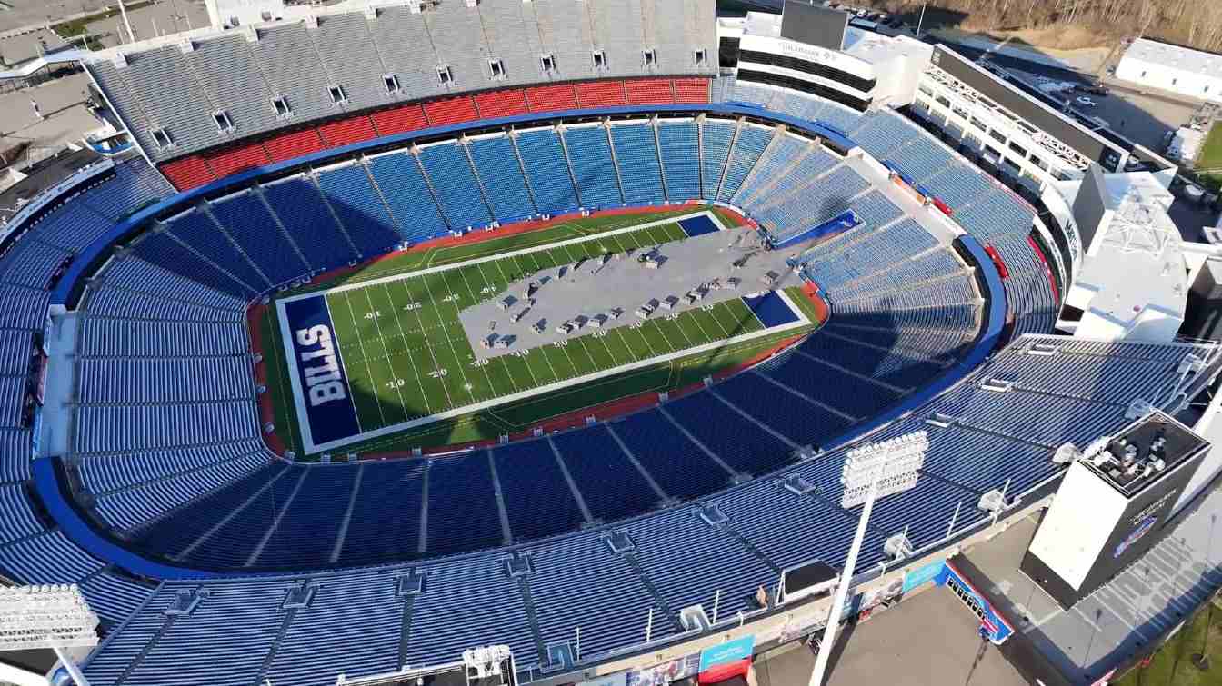 Legendarny Highmark Stadium znika z krajobrazu Buffalo, a tuż obok Buffalo Bills kończą budowę swojego nowego stadionu za 2,1 mld $.
