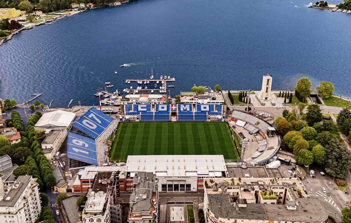 Sp&oacute;r o przyszłość Stadio Giuseppe Sinigaglia wchodzi na nowy poziom &ndash; mieszkańcy Como pozywają miasto, ostrzegając przed architektoniczną szkaradą, podczas gdy władze naciskają na szybką modernizację stadionu pod wymogi UEFA.