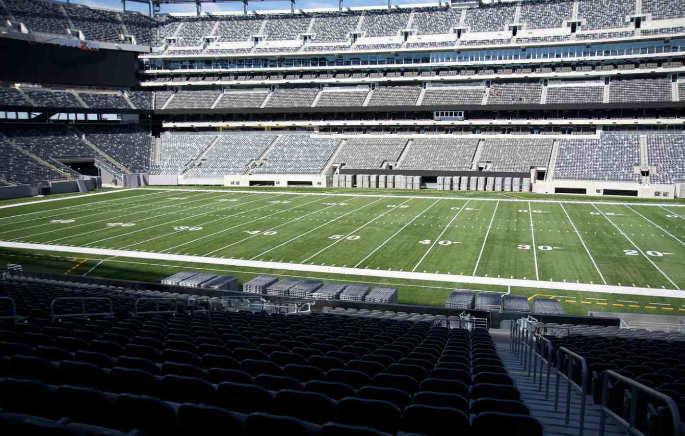Finał mundialu 2026 coraz bliżej &ndash; MetLife Stadium przechodzi kolejne przygotowania, od montażu hybrydowej murawy po wielką reorganizację transportu wok&oacute;ł kompleksu Meadowlands.