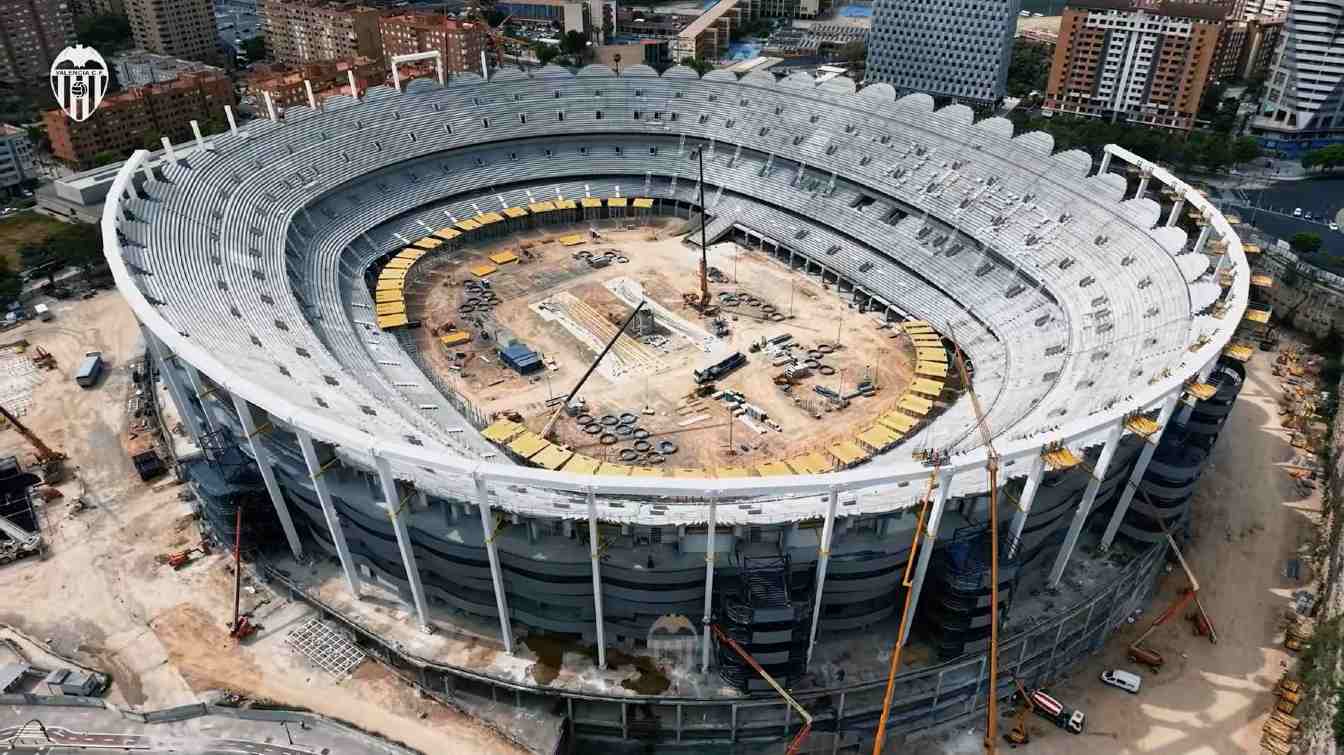 Tak wygląda obecnie Nou Mestalla, gdzie ekipy budowlane skupiają się obecnie na przygotowaniu pierścienia ściskającego dachu.