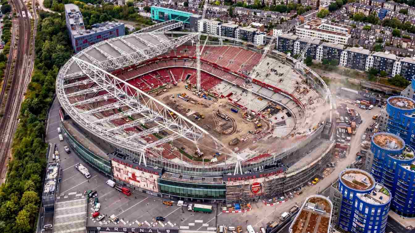 Arsenal F.C. prowadzi rozmowy z Populous w sprawie możliwej rozbudowy Emirates Stadium nawet do około 70 tys. miejsc. Projekt może jednak wymagać ogromnych zmian infrastrukturalnych i czasowej przeprowadzki klubu na Wembley.