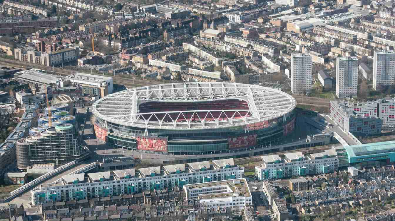 Wielkie zmiany mogą nadejść na Emirates Stadium. Arsenal F.C. analizuje rozbudowę stadionu wraz z Populous, ale ograniczenia przestrzenne w Islington i problemy komunikacyjne mogą znacząco utrudnić realizację projektu.