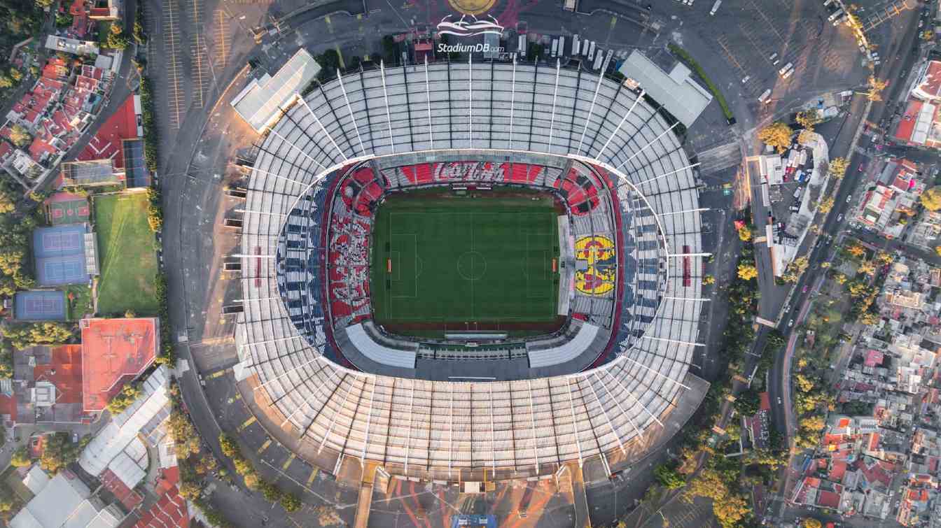Chaos organizacyjny, odpadające elementy betonu i problemy technologiczne &mdash; Estadio Azteca wzbudza coraz większe kontrowersje na niecały rok przed mundialem 2026, mimo że stadion ma gościć historyczny trzeci turniej FIFA w swojej historii.