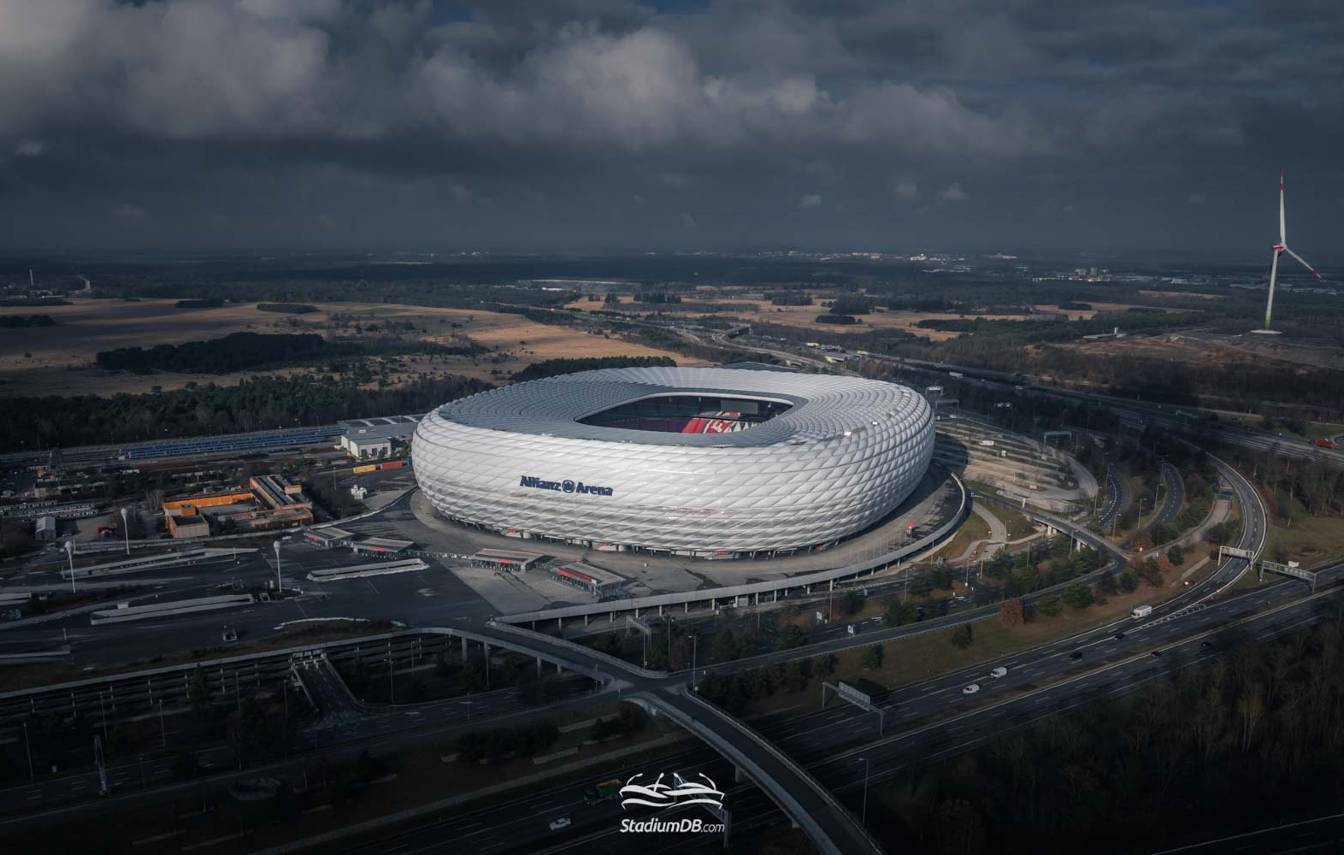 Newcastle United F.C. coraz poważniej rozważa budowę nowego stadionu inspirowanego Allianz Arena. Wyciekłe wizualizacje pokazują futurystyczny obiekt z podświetlaną fasadą, kt&oacute;ry może zapoczątkować nową erę klubu i znacząco zwiększyć pojemność stadionu.
