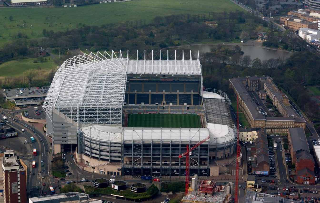 Nowy stadion Newcastle United F.C. może przypominać Allianz Arena dzięki charakterystycznej podświetlanej elewacji i nowoczesnej konstrukcji. Klub nadal analizuje jednak r&oacute;wnież trudną technicznie rozbudowę St James' Park.