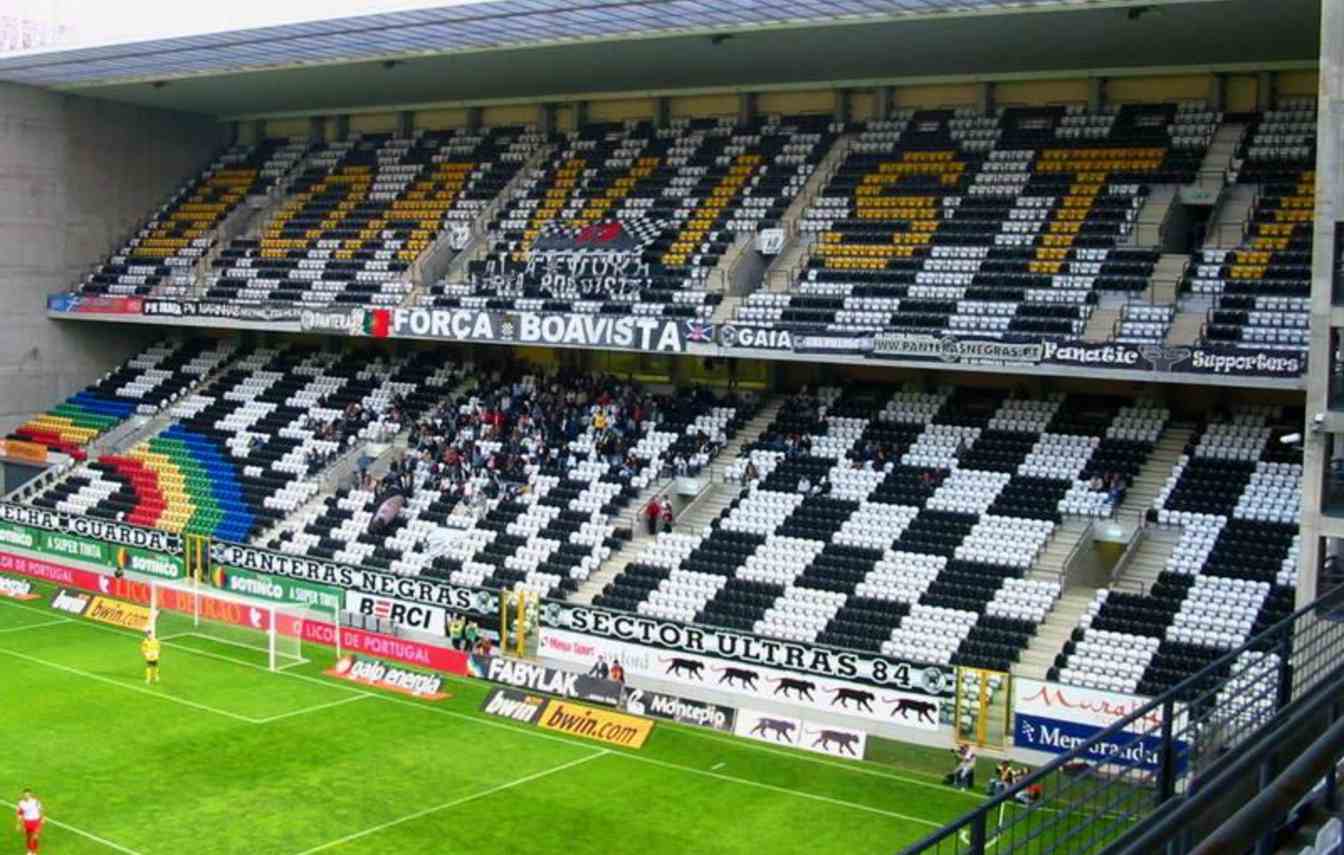 Boavista F.C. osiągnęła przełomowe porozumienie z Sacyr, kt&oacute;re może uratować Est&aacute;dio do Bessa przed sprzedażą. Klub z Porto zyskał szansę na zatrzymanie wyprzedaży majątku i rozpoczęcie nowego etapu restrukturyzacji po miesiącach poważnego kryzysu finansowego.