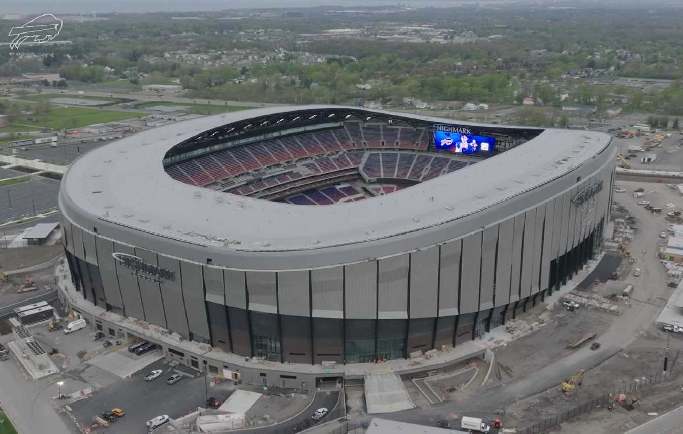 Buffalo Bills kończą budowę wartego ponad 2 mld $ New Highmark Stadium, podczas gdy tuż obok trwa rozbi&oacute;rka legendarnego starego obiektu z 1973 roku. Klub przygotowuje się do jednej z największych przeprowadzek w historii NFL.