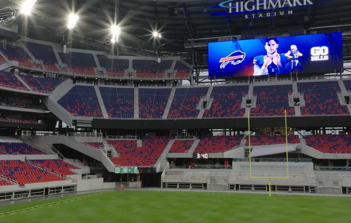  Buffalo Bills stoją przed ogromnym wyzwaniem logistycznym &mdash; muszą jednocześnie otworzyć nowy stadion NFL, rozebrać stary obiekt i przygotować cały kompleks w Orchard Park na nową erę futbolu w Buffalo.
