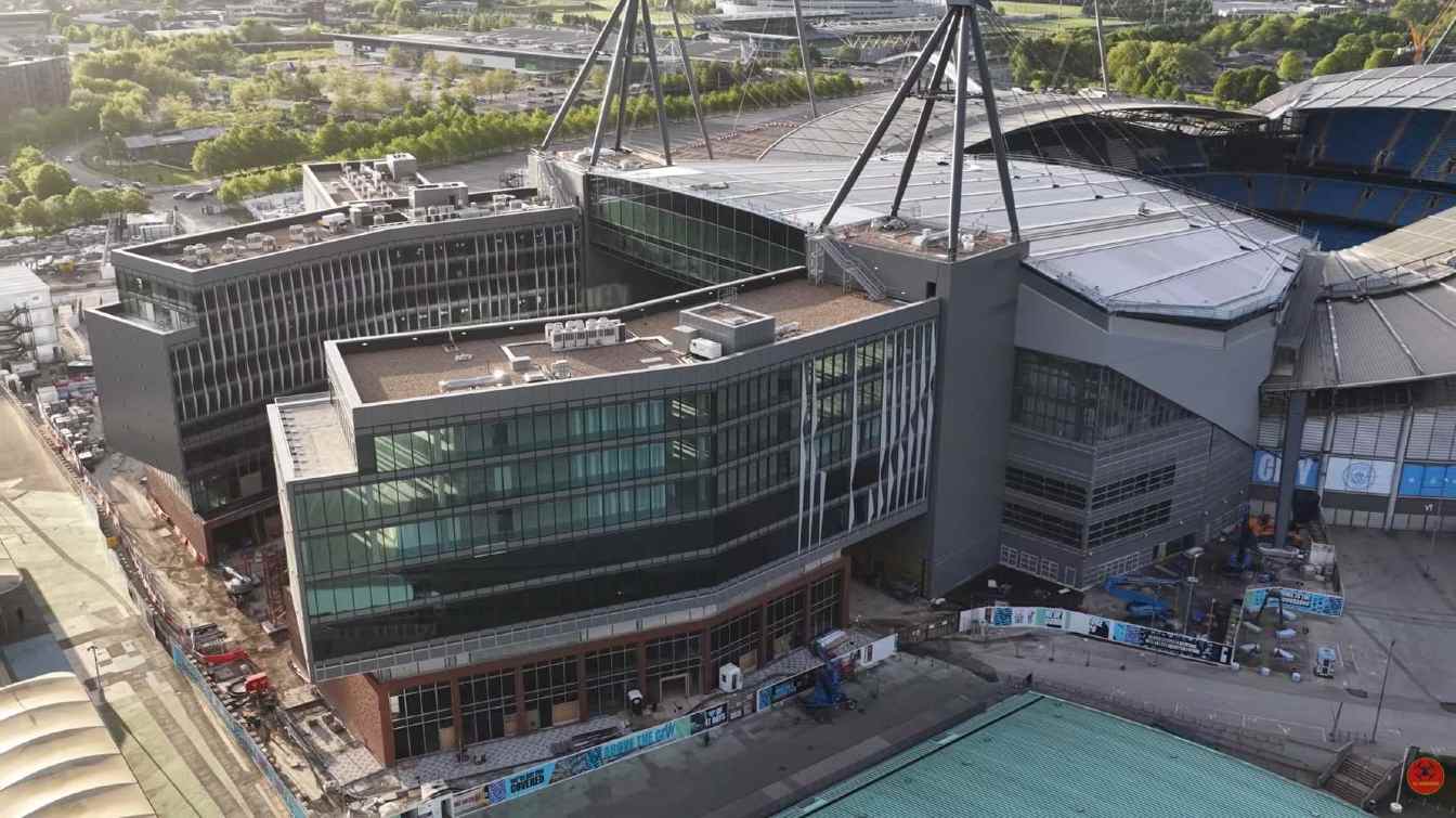 Manchester City F.C. otworzy nową trybunę The Pep Guardiola Stand podczas pożegnalnego meczu Hiszpana na Etihad Stadium. Rozbudowa zwiększy pojemność stadionu do ponad 61 tys. miejsc i stanie się symbolem nowej ery klubu.