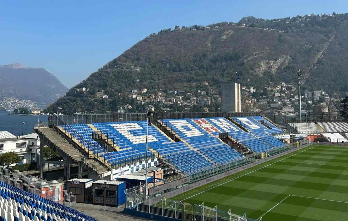 Como 1907 rozpoczęło wielką demolkę legendarnej Curva Como na Stadio Giuseppe Sinigaglia. Klub modernizuje stadion nad jeziorem, aby spełnić wymogi UEFA i przygotować obiekt na europejskie puchary.