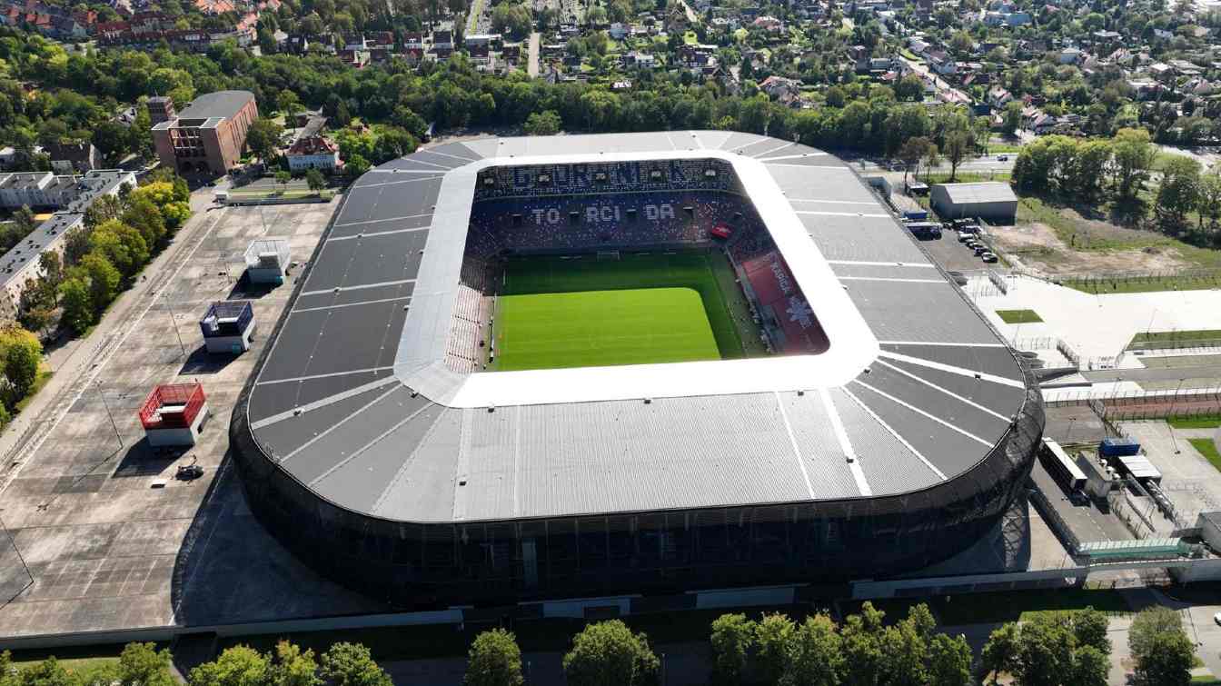 G&oacute;rnik Zabrze może wreszcie doczekać się dokończenia swojej stadionowej inwestycji. Lukas Podolski chce zaangażować prywatny kapitał w wykończenie czwartej trybuny Arena Zabrze, kt&oacute;ra mimo koszt&oacute;w sięgających niemal 500 mln zł nadal pozostaje niedokończona.