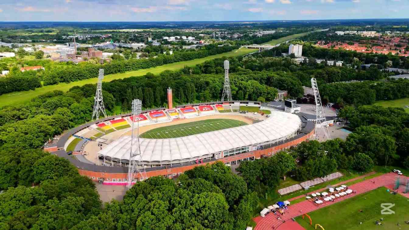 Konflikt wok&oacute;ł Stadion Olimpijski coraz bardziej się zaostrza. WTS Sparta Wrocław ostrzega, że budowa prywatnego akademika tuż obok stadionu może w przyszłości zagrozić organizacji zawod&oacute;w żużlowych i zmienić charakter historycznego kompleksu sportowego.
