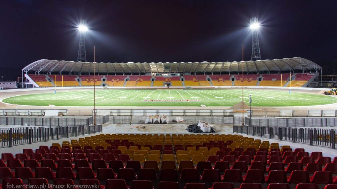 Sp&oacute;r o inwestycję przy Stadion Olimpijski angażuje już klub, dewelopera, miasto i konserwatora zabytk&oacute;w. WTS Sparta Wrocław obawia się konflikt&oacute;w związanych z hałasem i ruchem kibic&oacute;w, natomiast inwestor przekonuje, że projekt jest zgodny z prawem i nie zagrozi żużlowi we Wrocławiu.