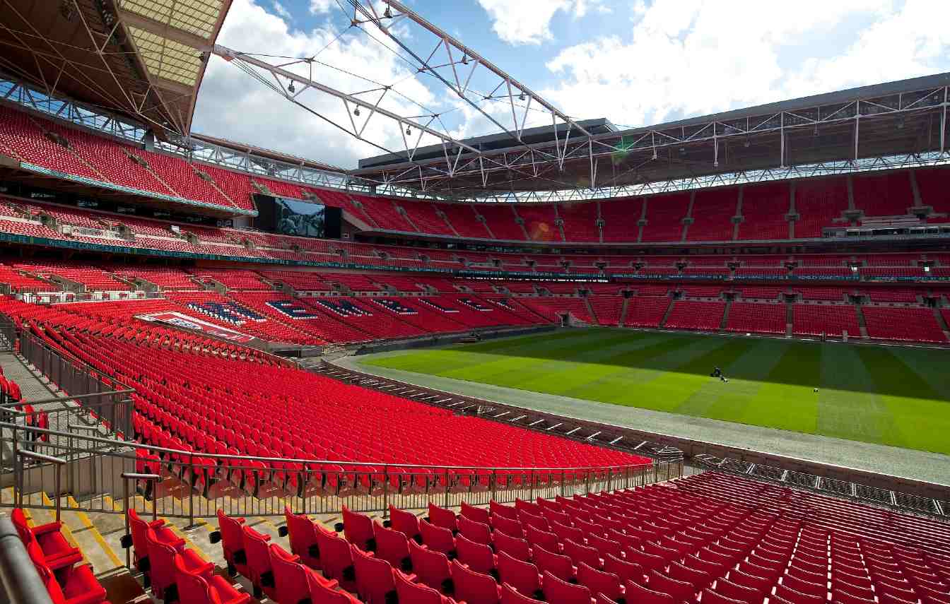 Spotify Camp Nou oficjalnie walczy o organizację finału Ligi Mistrz&oacute;w UEFA. Europejska federacja ma wybierać pomiędzy Barceloną a Wembley Stadium, a decyzja ma zapaść we wrześniu.