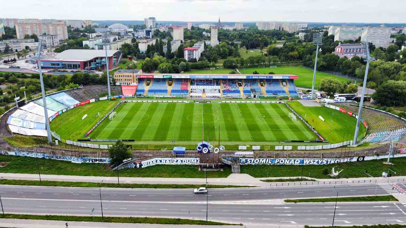 Budowa nowego stadionu dla Stomil Olsztyn wykonała ważny krok naprz&oacute;d. Miasto zabezpieczyło finansowanie inwestycji poprzez kredyt o wartości około 255 mln zł, co pozwala przejść do kolejnych etap&oacute;w projektowych przed planowanym rozpoczęciem budowy.