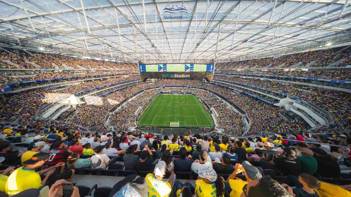 Strajk na SoFi Stadium m&oacute;gł zagrozić przygotowaniom do Mundialu 2026, ale strony osiągnęły porozumienie. Nowa umowa obejmuje podwyżki, ochronę miejsc pracy oraz zabezpieczenia przed automatyzacją i outsourcingiem.