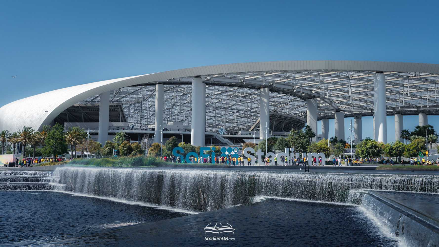 Pracownicy SoFi Stadium wywalczyli nowe gwarancje zatrudnienia i lepsze warunki płacowe. Porozumienie kończy widmo strajku przed mundialem, choć negocjacje ujawniły także obawy związane z polityką imigracyjną USA.