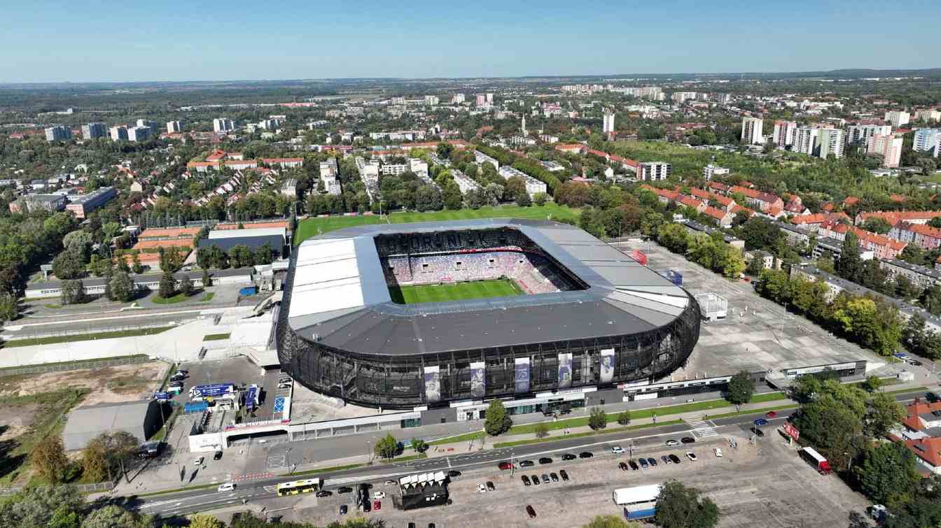  Arena Zabrze zn&oacute;w wraca do tematu czwartej trybuny. Władze miasta sugerują, że pierwsze prace wewnątrz niedokończonej części stadionu mogą rozpocząć się już w najbliższych tygodniach.