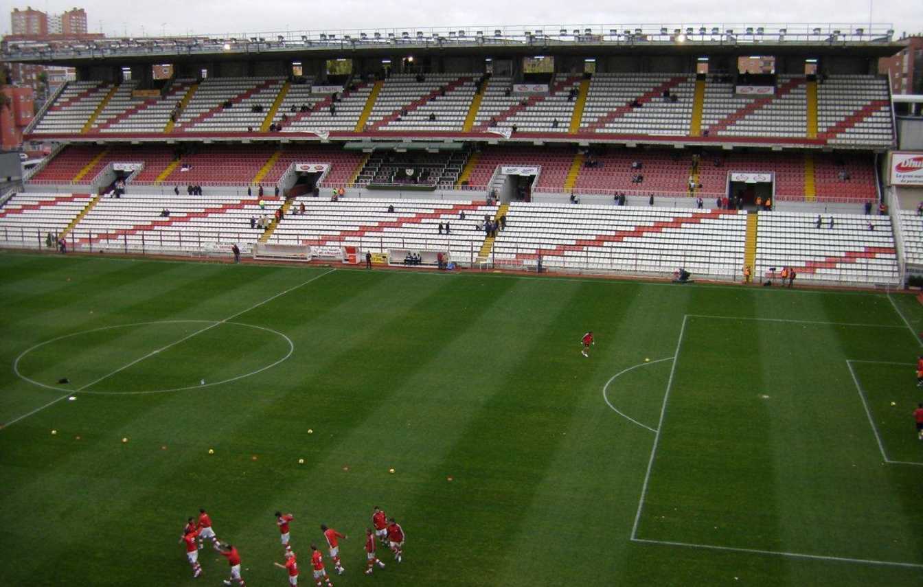 Estadio de Vallecas ma 14 708 miejsc.