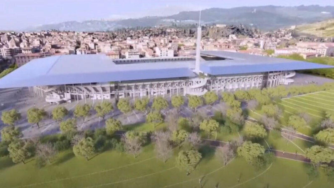 ACF Fiorentina zadeklarowała gotowość przekazania 55 mln &euro; na dokończenie modernizacji Stadio Artemio Franchi. To ważny krok dla Florencji w walce o Euro 2032, ale klub oczekuje jasnego harmonogramu, kontroli koszt&oacute;w i wpływu na przyszłe zarządzanie stadionem.