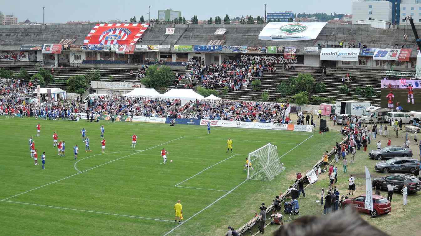 Przyszłość Stadionu Za Luž&aacute;nkami w Brnie zn&oacute;w jest niepewna. Zbrojovka chce zbudować nowy obiekt na 30&ndash;35 tysięcy widz&oacute;w, ale ogromna rozbieżność w wycenie grunt&oacute;w op&oacute;źnia decyzję miasta.