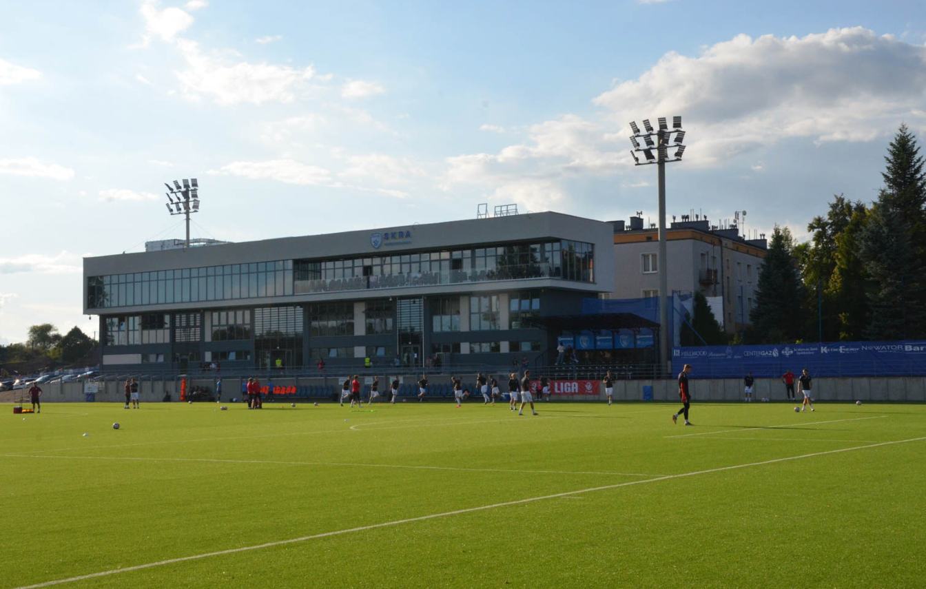 Stadion Skry Częstochowa może wreszcie zyskać przestrzeń potrzebną do realnej modernizacji. Miasto prowadzi procedurę wykupu teren&oacute;w PKP, kt&oacute;re przez lata blokowały budowę nowych trybun i zaplecza przy Loretańskiej.