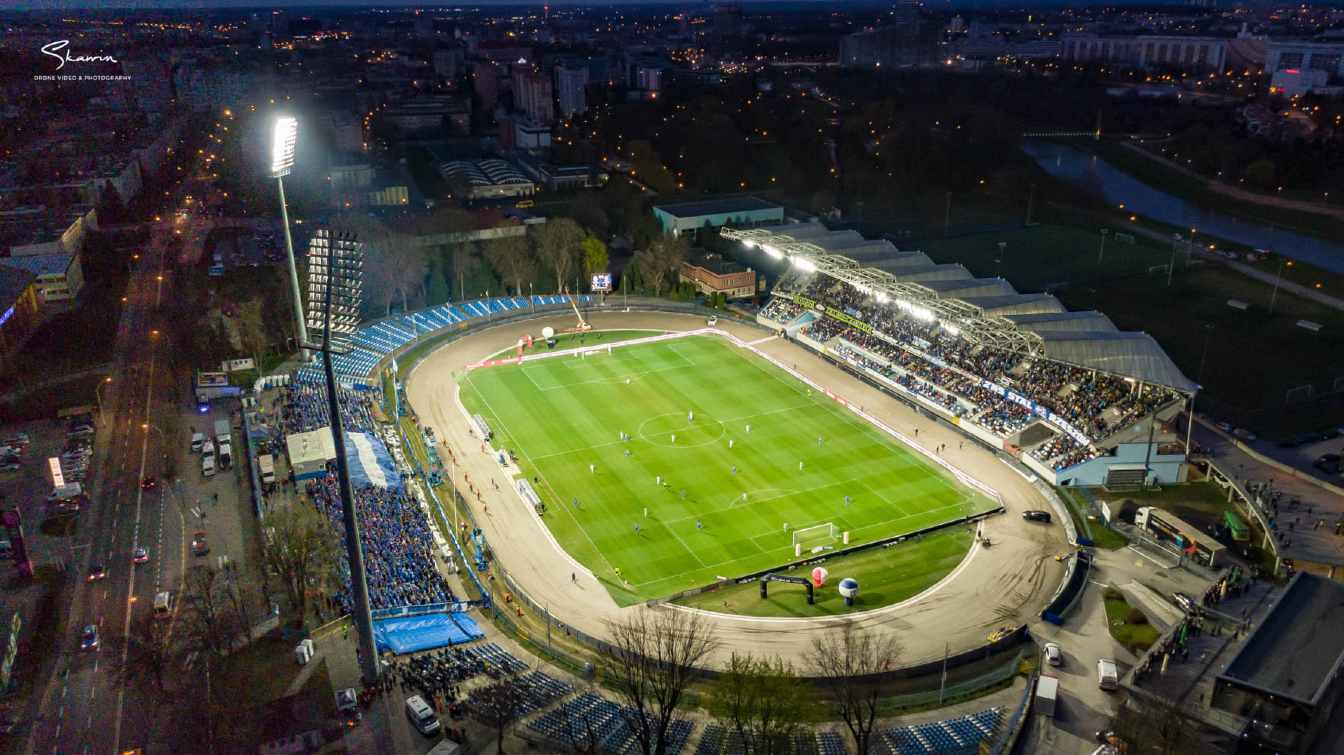 Rzesz&oacute;w ponownie uruchomił konsultacje dotyczące modernizacji stadionu Stali przy ul. Hetmańskiej. Tym razem zgłosiły się cztery firmy, a miasto analizuje warianty kompleksowej przebudowy obiektu.