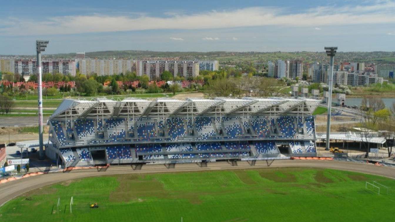 Stadion Stali Rzesz&oacute;w może zyskać nową trybunę zachodnią, zadaszenie trybuny wschodniej, lepsze zaplecze dla medi&oacute;w i sponsor&oacute;w oraz infrastrukturę dostosowaną do piłki nożnej i żużla.